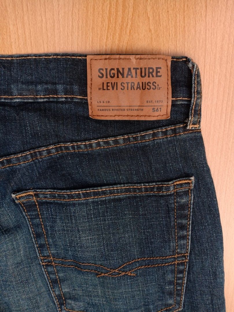 Signature levis top