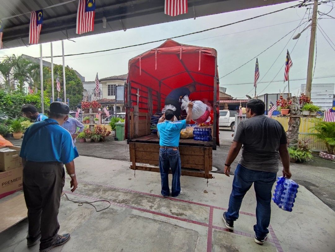 Lori sewa sungai buloh / Sungai buloh movers, Auto Accessories on Carousell