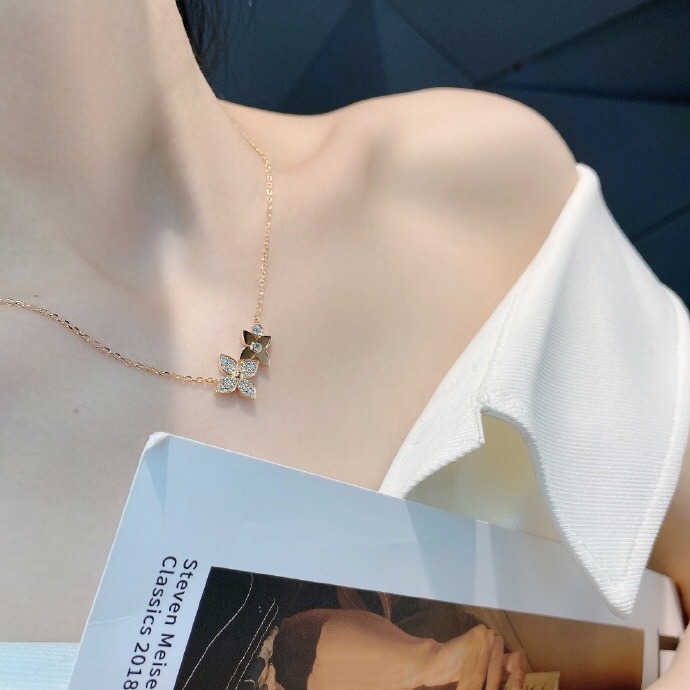 LV Star Blossom Necklace 18Kgold, 女裝, 飾物及配件, 頸鍊- Carousell