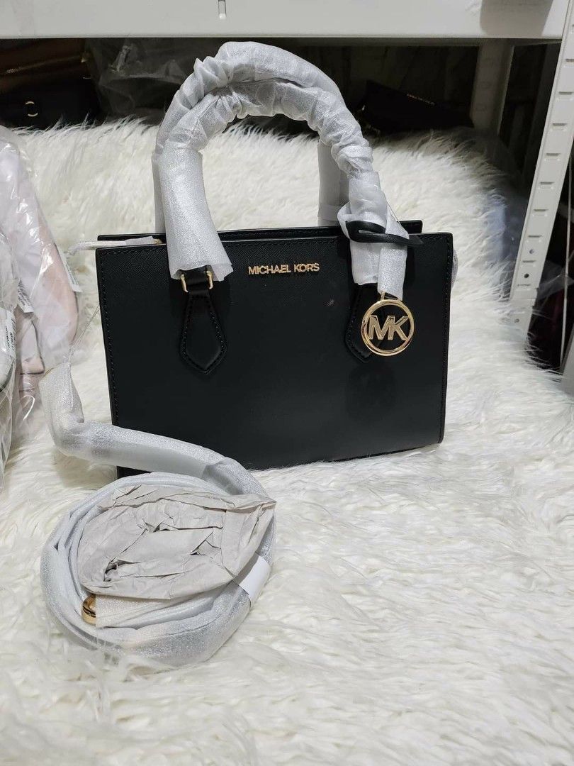 MICHAEL KORS Sheila Leather Crossbody Bag, Luxury, Bags & Wallets on  Carousell