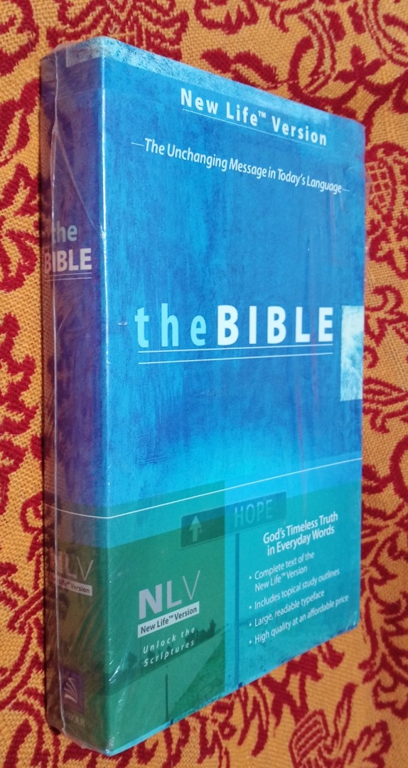 New Life Version Bible., Hobbies & Toys, Books & Magazines, Religion