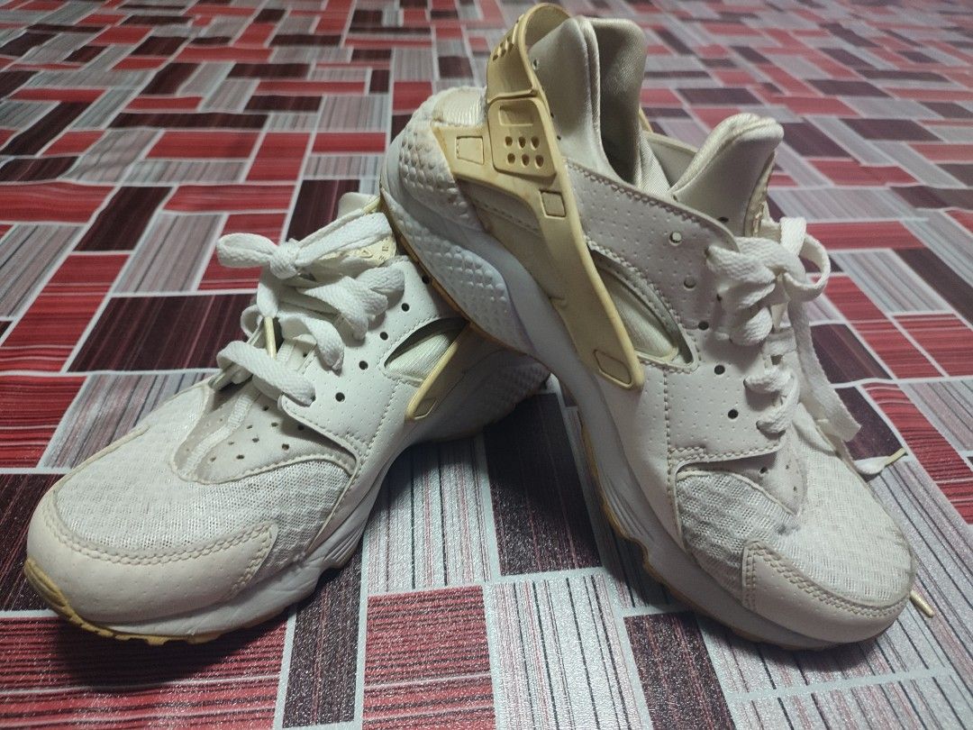 NIKE AIR HUARACHE Women s Fashion Footwear Sneakers on Carousell