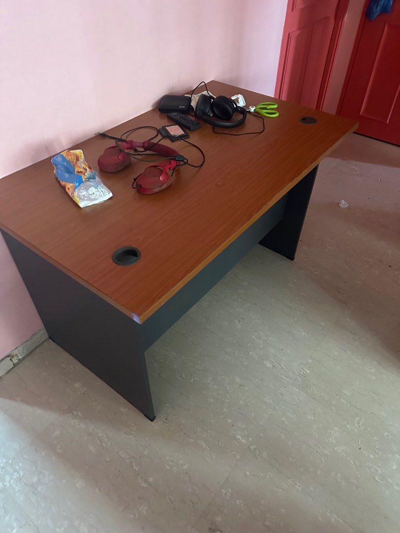 pc table (Category: Table Linen & Textiles) located in Singapore. Submitted by hypeskees (Listing ID 1254328640, Image 3). Description: used for a few months but bought a new table has a few scratches thats all still sturdy usable.