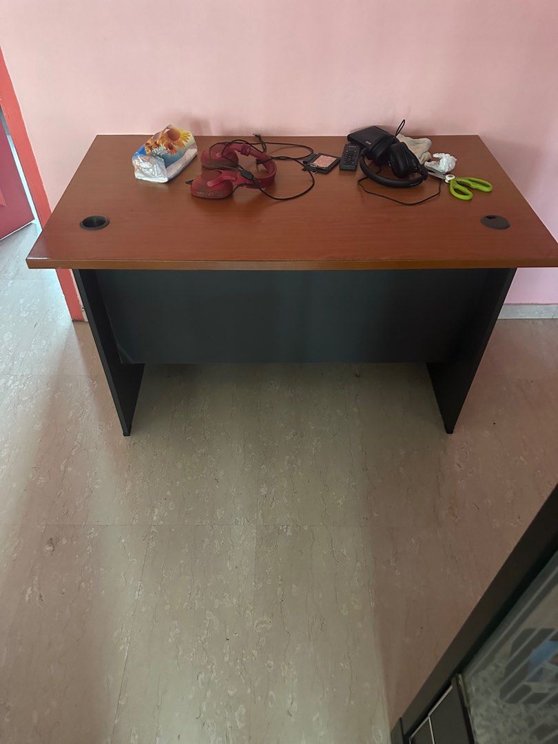 pc table (Category: Table Linen & Textiles) located in Singapore. Submitted by hypeskees (Listing ID 1254328640, Image 2). Description: used for a few months but bought a new table has a few scratches thats all still sturdy usable.