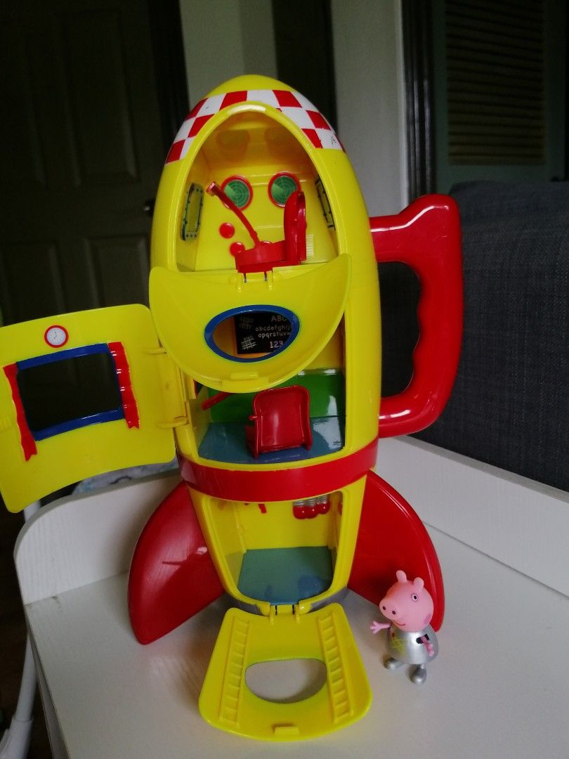 Peppa Pig Spaceship (Category: Kids Toys) located in Pasay City. Submitted by littlecornershelf (Listing ID 1254290585, Image 3). Description: Preloved playset Includes 1 peppa Pig articulated figure in spacesuit Battery-powered, sounds working Very good condition Ships via J&T.