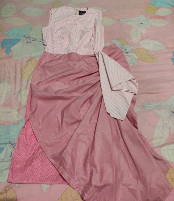 plains and prints (Category: Dresses) located in Bulacan. Submitted by chicfabfindz (Listing ID 1254443464, Image 1). Description: worn once on my daughters graduation. super ganda whenworn at nakakapayat..