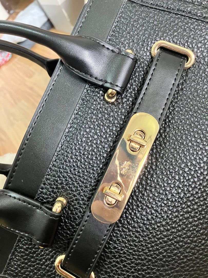 Preowned Coach Swagger (Category: Luxury Bags & Wallets) located in Quezon City. Submitted by ola01531 (Listing ID 1254445808, Image 2). Description: 🎒Directly bought from the first owner 🎒Letter from coach is present 🎒Very nice bag in actual, looks new and gold hardware 🎒Lost hangtag and and sling strap, but owner provided a sling strap SELLING LOW PARA SA GATAS NI BABY 3500 PUHUNAN.