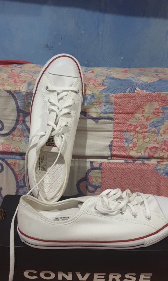 Sepatu converse warna putih ukuran 38.5 100 original bisa nego. Dijual karena kekecilan dapat dari kado