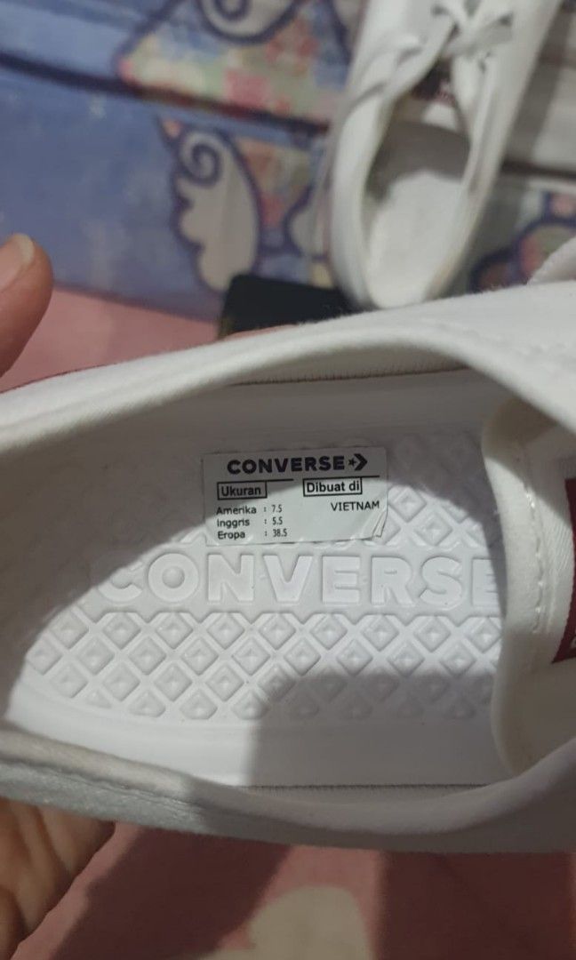 Sepatu converse warna putih ukuran 38.5 100 original bisa nego