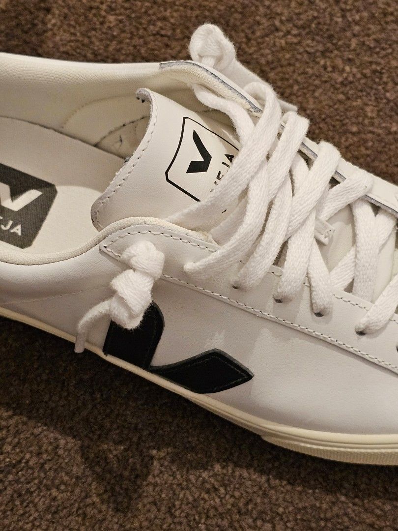 Veja Esplar (Category: Sneakers) located in Makati City. Submitted by AnnaK (Listing ID 1254316949, Image 3). Description: I am a size 8 but this pair is a bit big. Could fit a size 8.5 or 9. Bought in June 2023, worn it 3x coz it's loose😊.