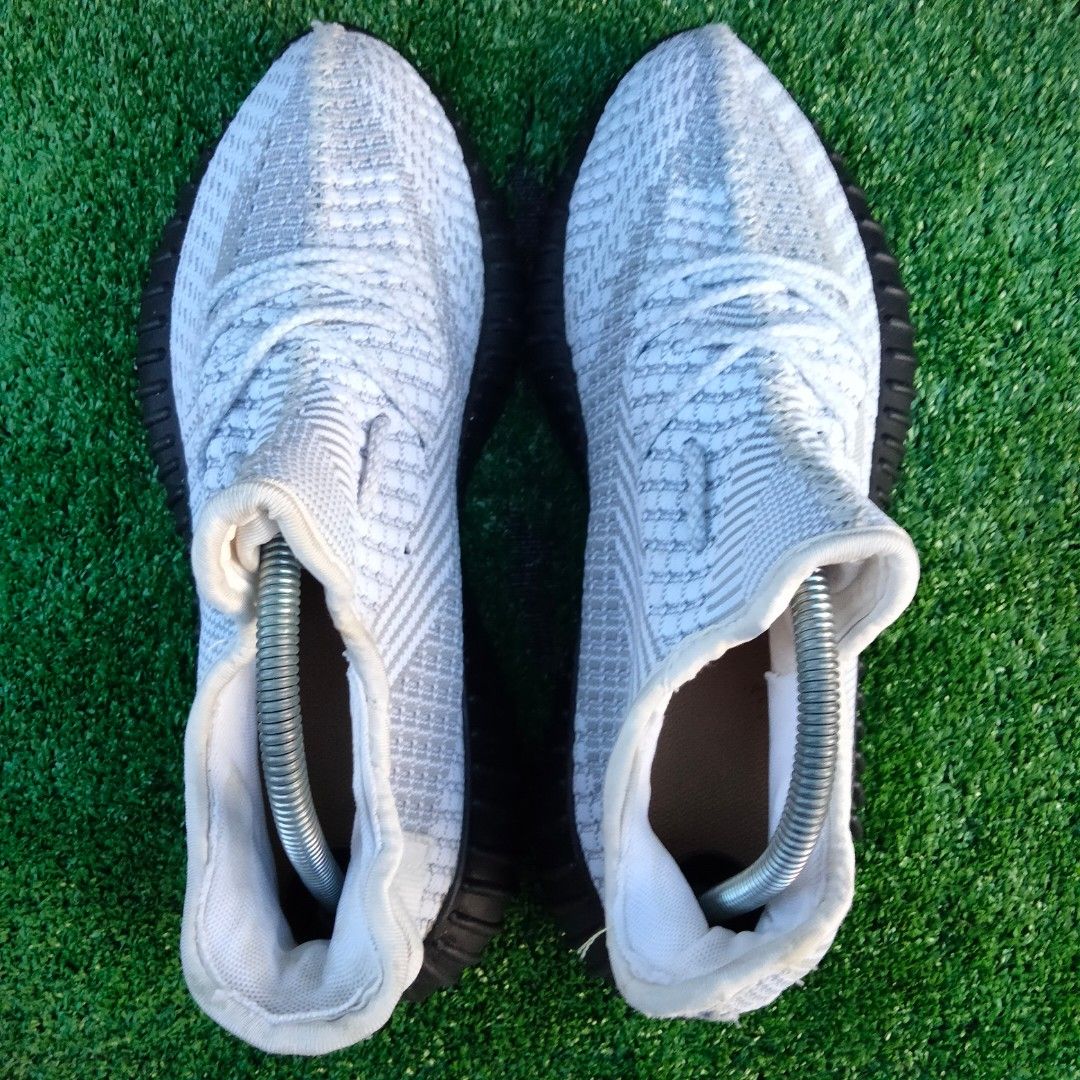 sply 350 yeezy black and white