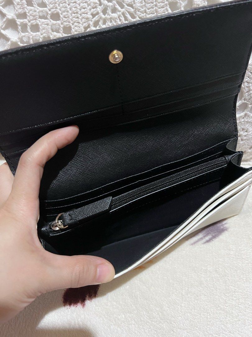 AUTHENTIC DKNY LONG WALLET (Category: Luxury Bags & Wallets) located in Tabaco. Submitted by QuinnOsalo (Listing ID 1254570504, Image 3). Description: My personal pre-loved DKNY wallet Excellent Condition💖 used twice only Store bought at DKNY store KSA🇸🇦 Can fit Iphone 14pro📱, many compartments Original Price is 5000 now selling for only 1900 Rfs: too many wallets MOP:Gcash MOD: LBC cop (100 sf) Flash express door to door (80sf) .
