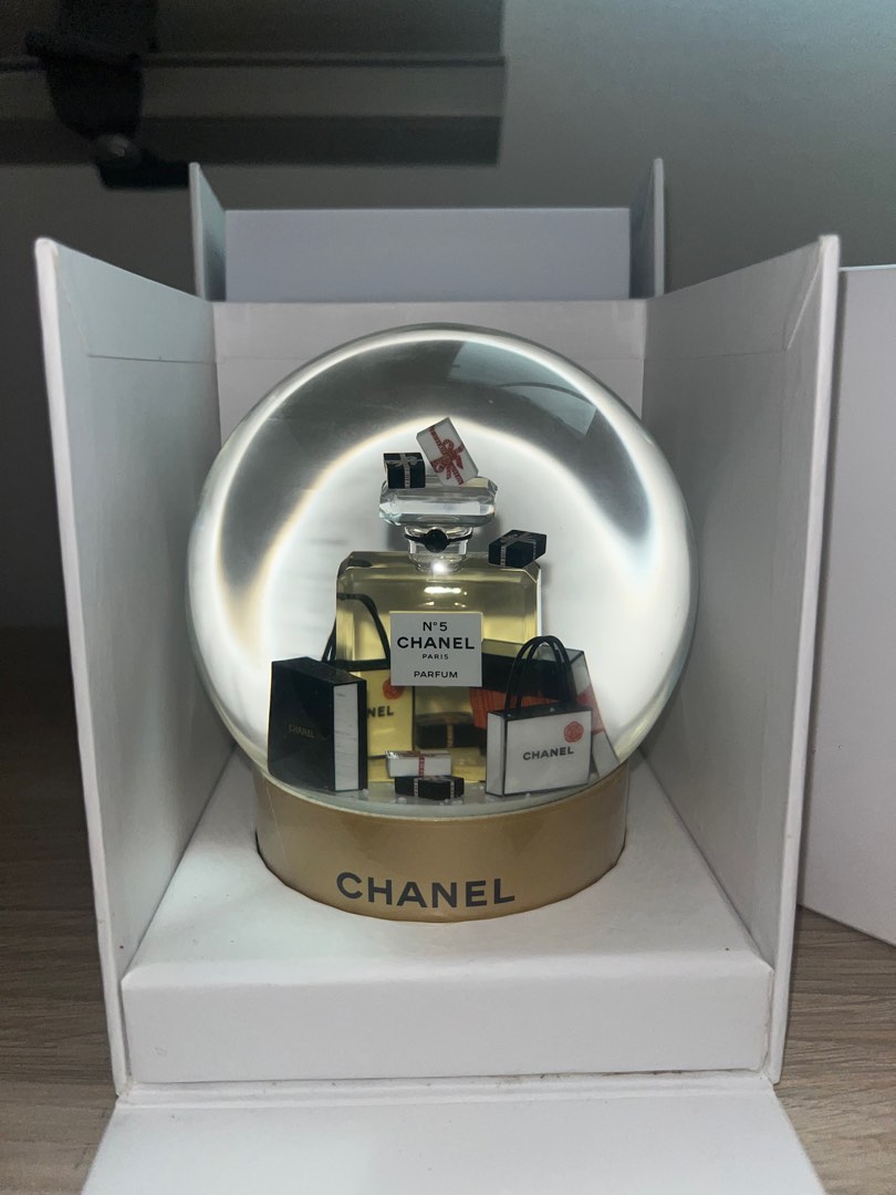 CHANEL. Snow globe Edition 2022 in glass on a golden…