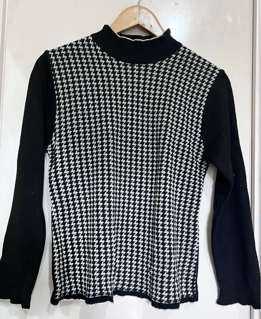 Houndstooth turtle neck, Women's Fashion, Tops, Longsleeves on Carousell