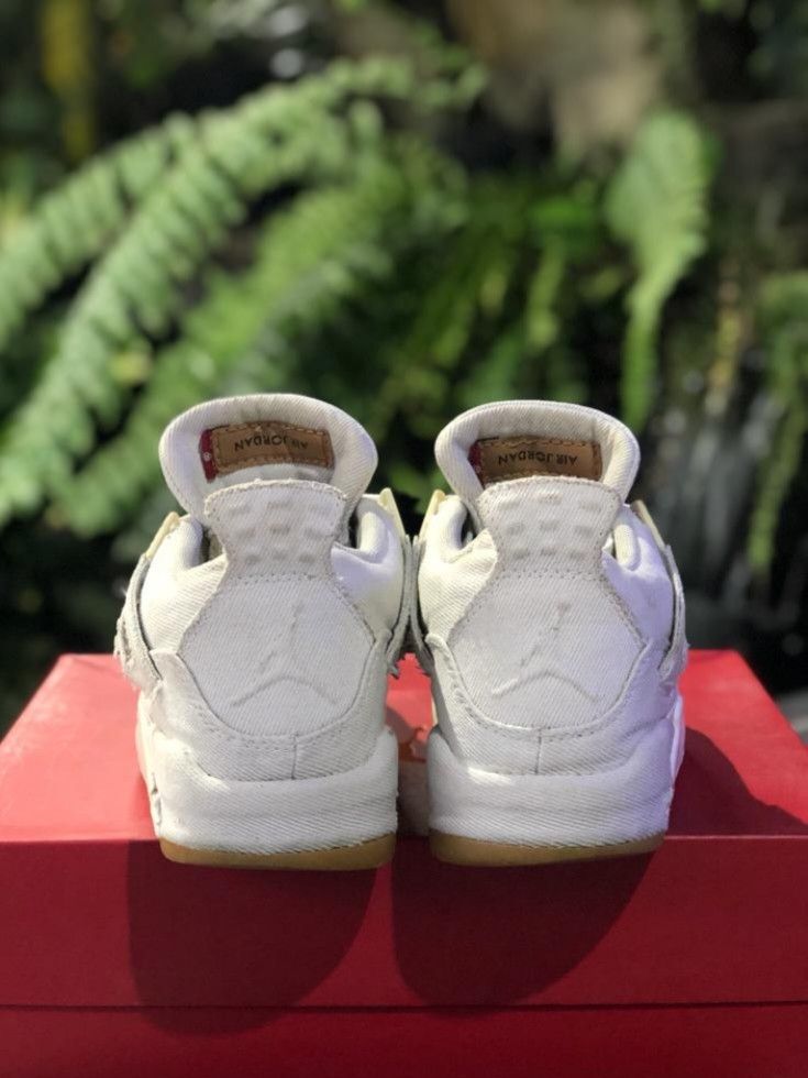 Jordan retro 4 levi's white hotsell