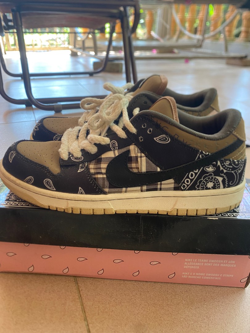 dunk travis on feet