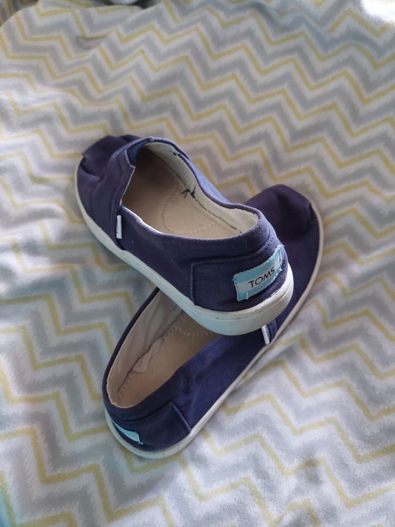 ORIG Tom's Slip-on kids (Category: Babies & Kids Fashion) located in Kawit. Submitted by japhem_20 (Listing ID 1254633062, Image 1). Description: toms slip on youth navy blue size 20.5 cm (8.5 in) bought from US.