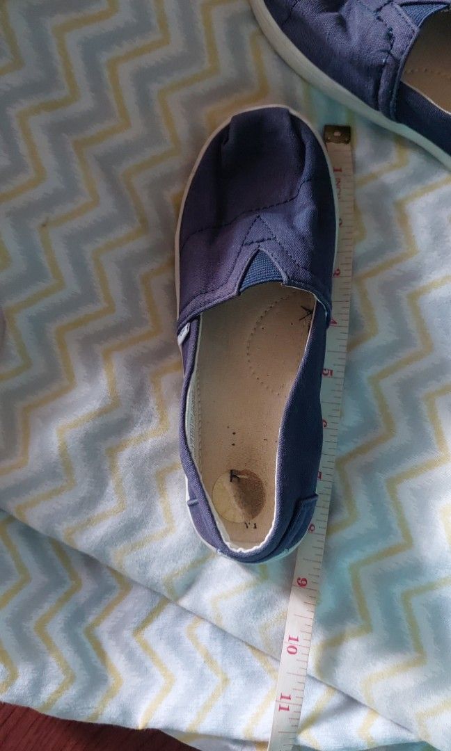 ORIG Tom's Slip-on kids (Category: Babies & Kids Fashion) located in Kawit. Submitted by japhem_20 (Listing ID 1254633062, Image 3). Description: toms slip on youth navy blue size 20.5 cm (8.5 in) bought from US.