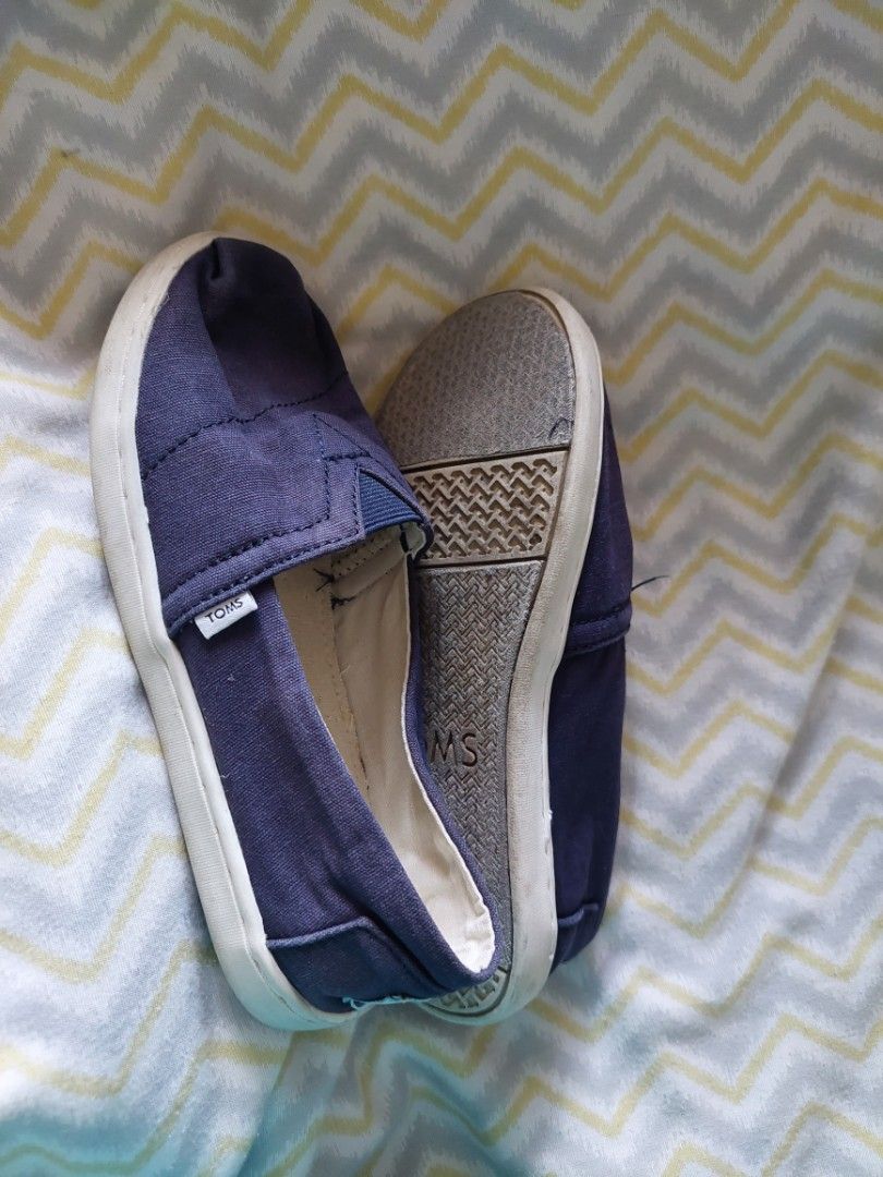 ORIG Tom's Slip-on kids (Category: Babies & Kids Fashion) located in Kawit. Submitted by japhem_20 (Listing ID 1254633062, Image 2). Description: toms slip on youth navy blue size 20.5 cm (8.5 in) bought from US.