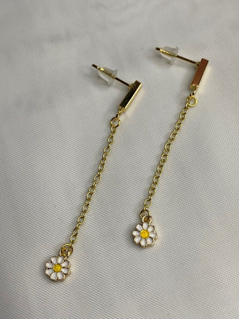 Gold store daisy earrings