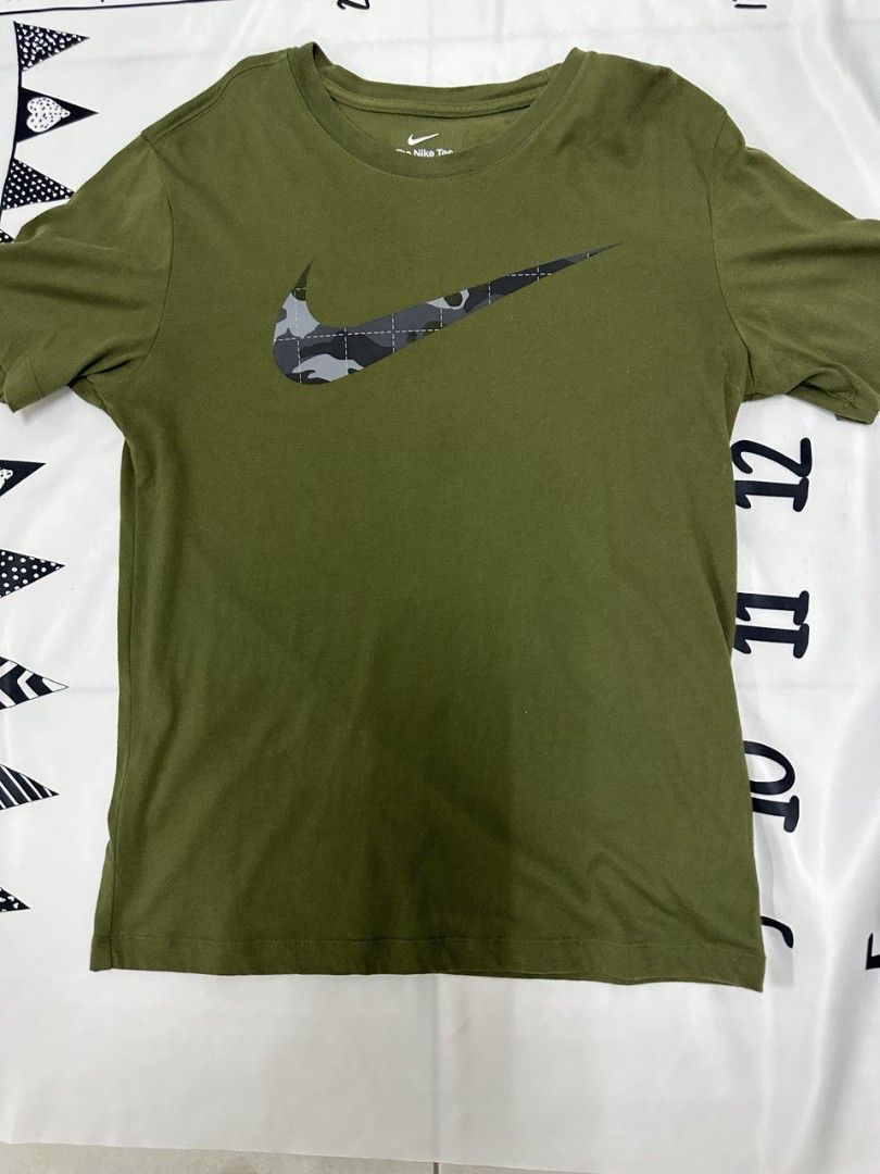 Preloved nike army green t shirt size L Men s Fashion Tops Sets Tshirts Polo Shirts on Carousell