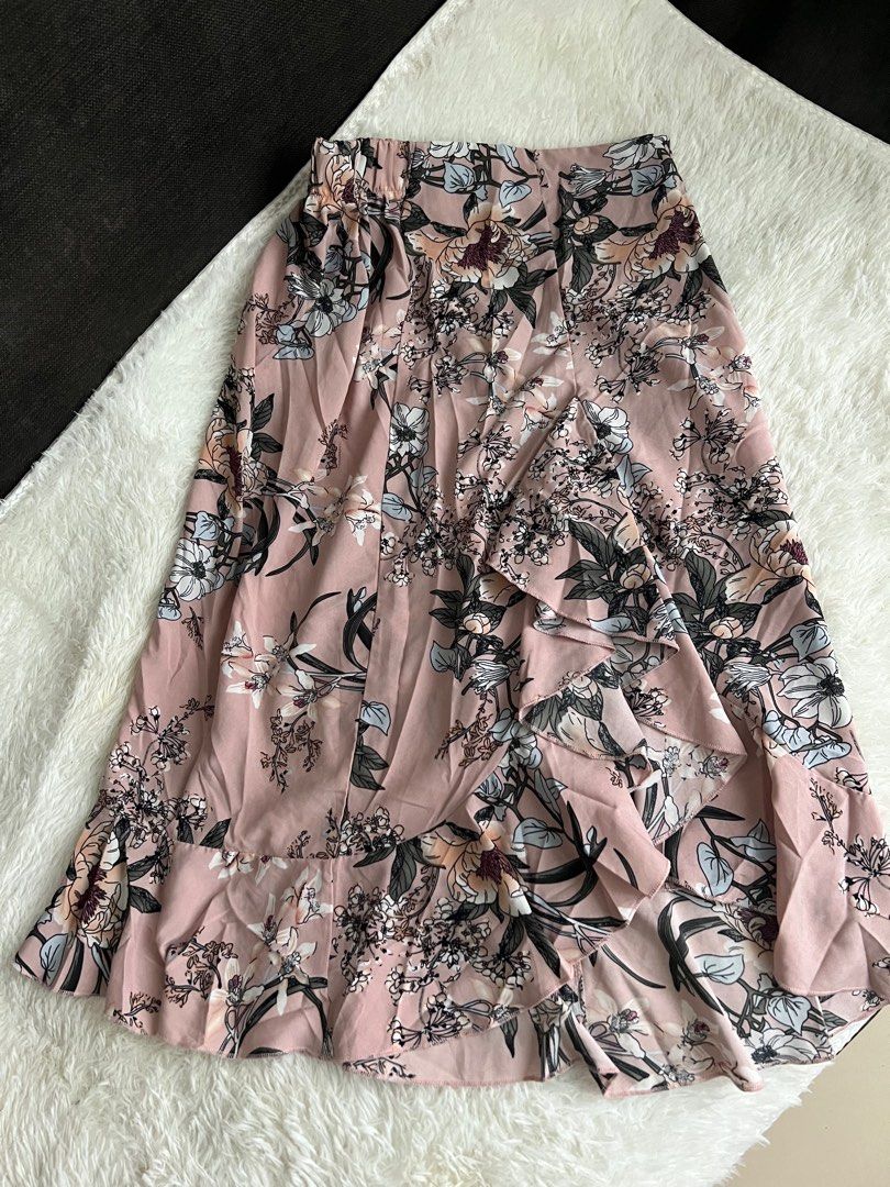 SHEIN Long Floral Skirt (Category: Skirts) located in Quezon City. Submitted by thrift.45 (Listing ID 1254523658, Image 2). Description: • Size: L • Lightly used • Great condition.