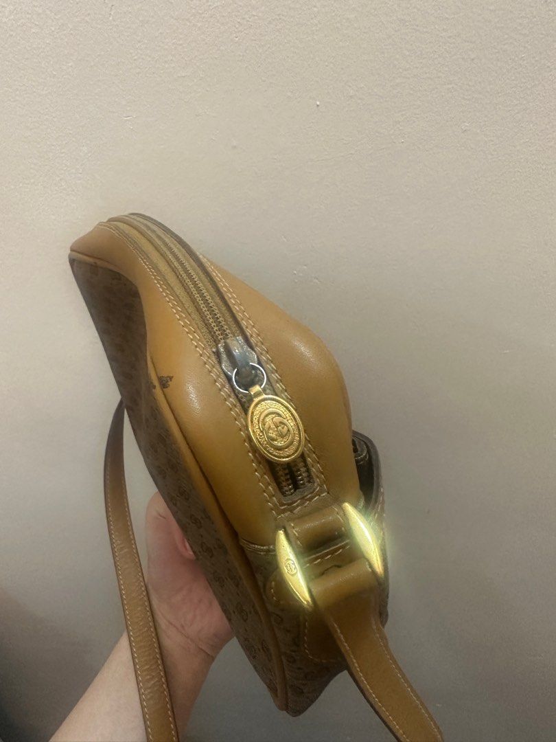 Vintage gucci sling bag (Category: Luxury Bags & Wallets) located in Manila. Submitted by shopelisse (Listing ID 1254532764, Image 3). Description: Can still have the inside fixed Bag leather still in great condition.