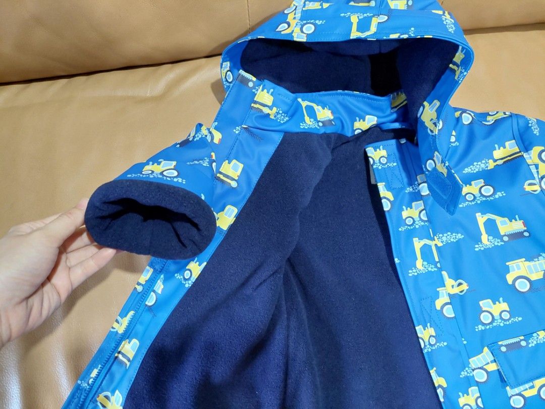 Winter Jacket (Category: Babies & Kids Fashion) located in Singapore. Submitted by dreamomo (Listing ID 1254496900, Image 2). Description: My son only wore this once overseas. Outer material is waterproof with an inner fleece like lining to keep warm. There are no defects..