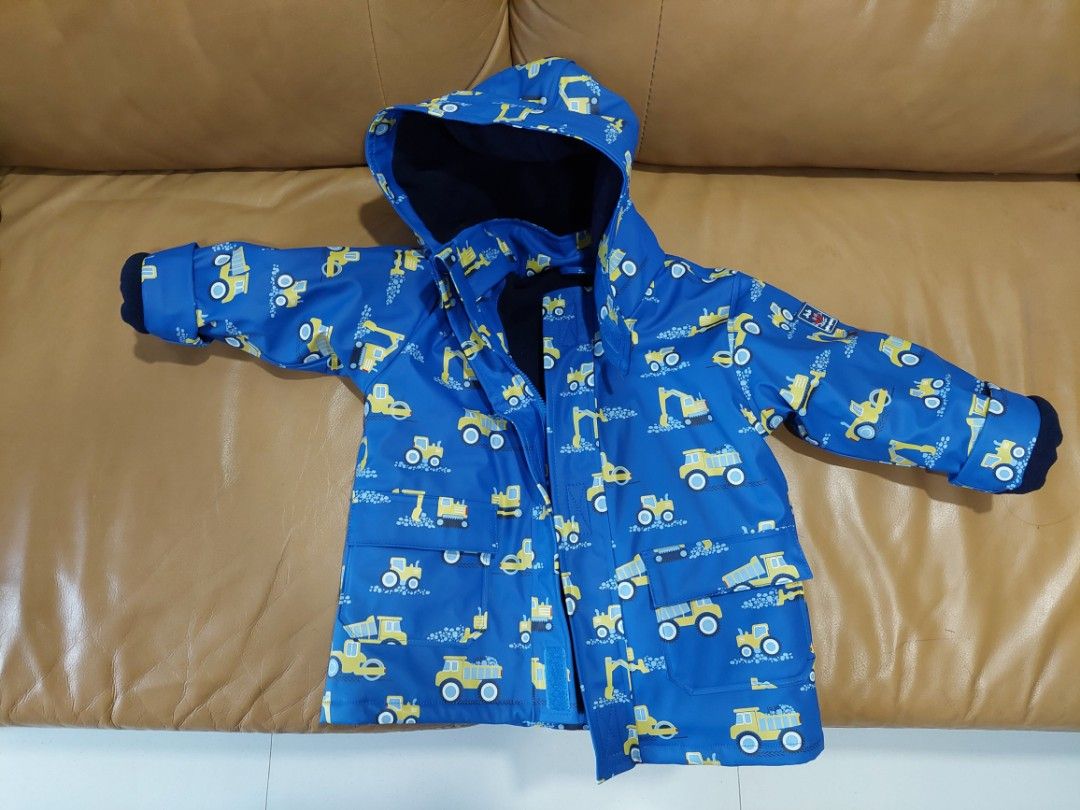 Winter Jacket (Category: Babies & Kids Fashion) located in Singapore. Submitted by dreamomo (Listing ID 1254496900, Image 1). Description: My son only wore this once overseas. Outer material is waterproof with an inner fleece like lining to keep warm. There are no defects..