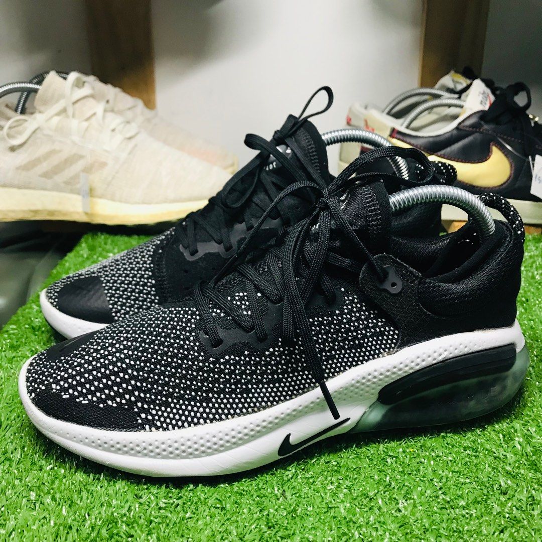 Black nike store joyride