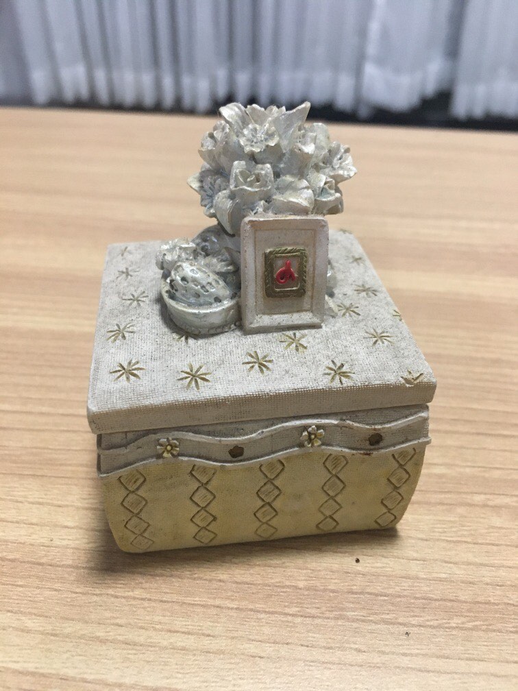 Ceramic box display, accessory box, Women's Fashion, Jewelry