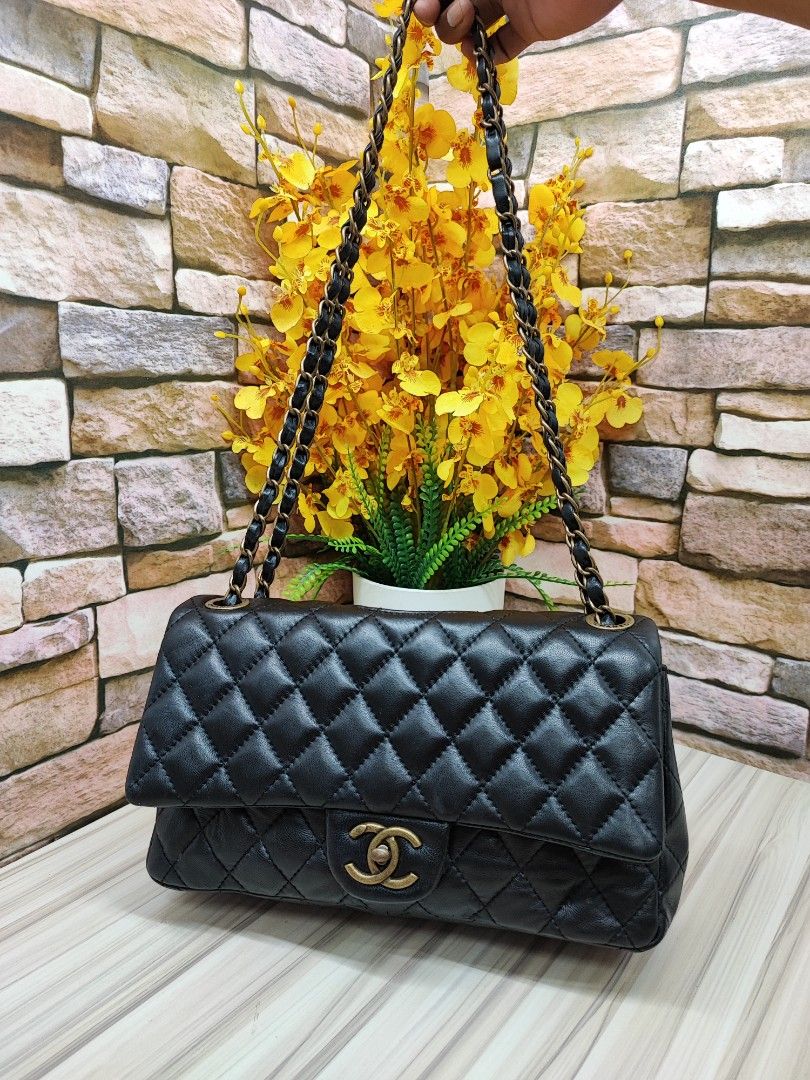 Chanel classic 28cm shoulder crossbody bag, Women's Fashion, Bags &  Wallets, Shoulder Bags on Carousell