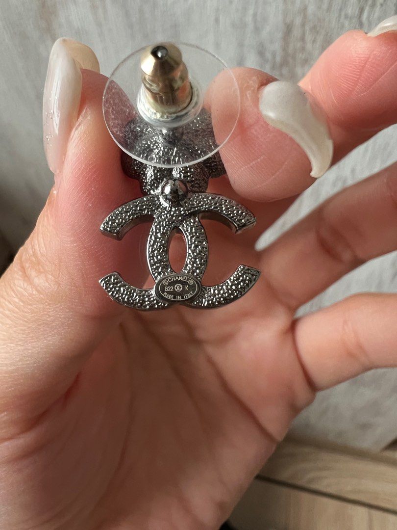 Chanel vintage earring 香奈兒白珍珠山茶花CC logo耳環, 名牌, 飾物及配件- Carousell