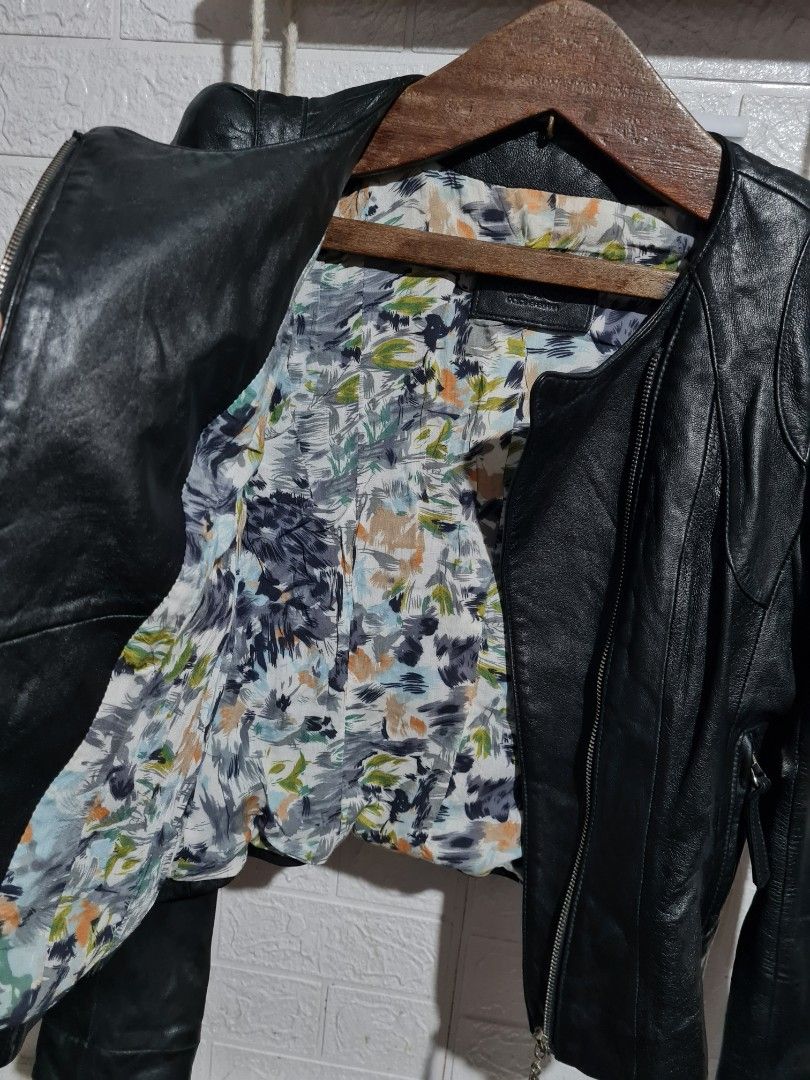 Dolce&Gabbana Leather jacket (Category: Luxury Apparel) located in Baguio. Submitted by fullroom.dgs (Listing ID 1254768831, Image 3). Description: Dolce&Gabbana Leather jacket Excellent condition Small-Medium Price: 4800php + shipping fee Location: Baguio city Payment thru: Gcash only Courier thru: Jnt only.
