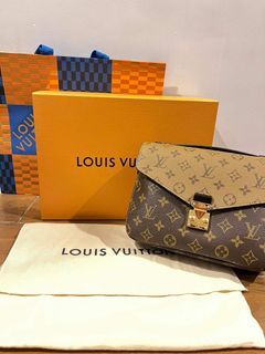 Louis Vuitton Fall 2023 Runway Bags Reverse Monogram Camera Box, Petite  Malle, Alma, Dauphine 