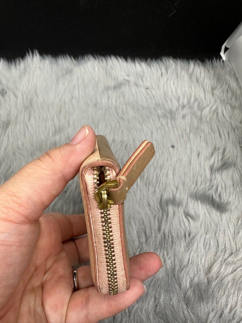 marc jacobs card coin case (Category: Luxury Bags & Wallets) located in Antipolo. Submitted by prelovedcloseta (Listing ID 1254731808, Image 3). Description: auth marc jacobs card case or can be coin purse cute case just need little bit cleaning.
