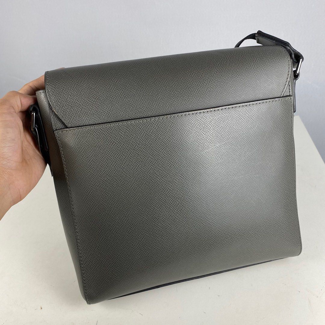 Michael Kors Harrison Medium Leather Messenger Bag Men s Fashion