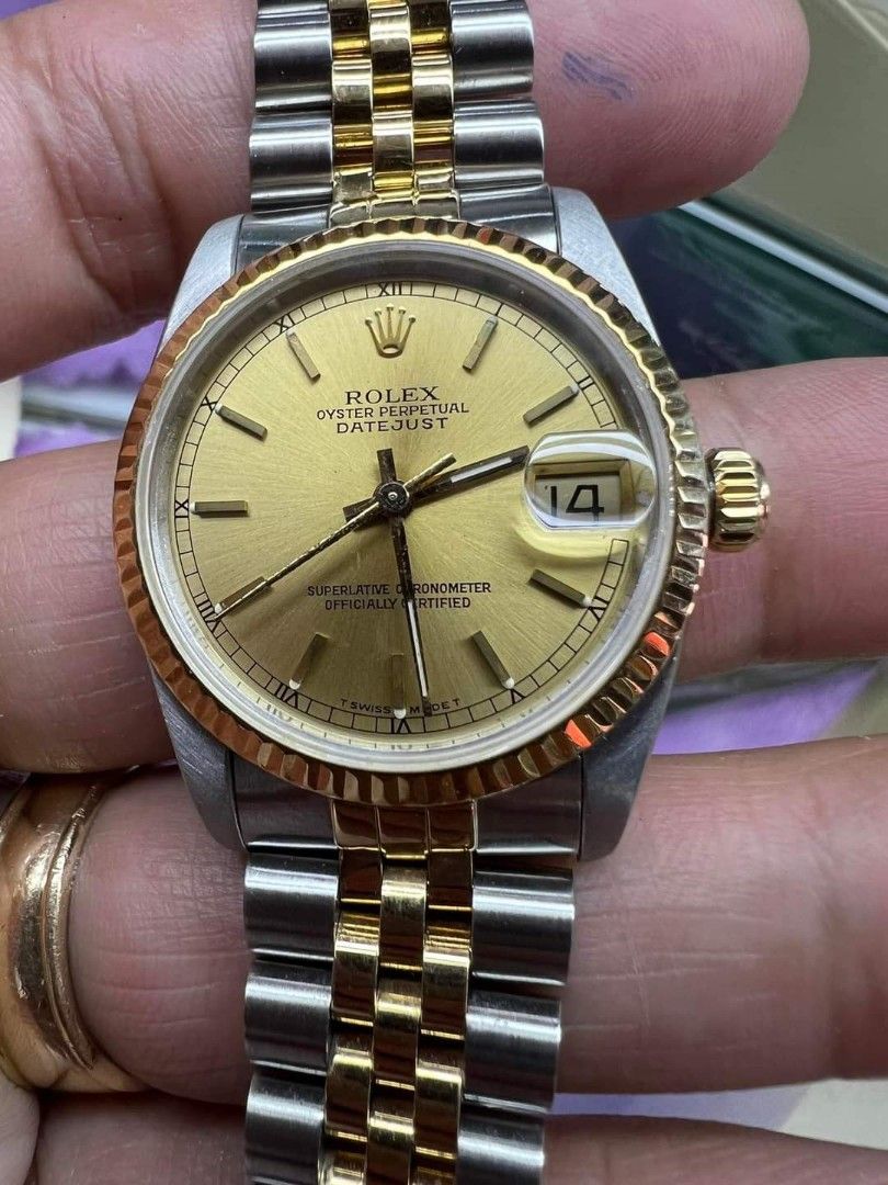 R O L E X DATEJUST 31mm (Category: Luxury Watches) located in Manila. Submitted by annafinds (Listing ID 1254725137, Image 2). Description: ‼️FOR SALE‼️ (Steal price) R O L E X DATEJUST 31 👩‍⚕️ Ref. No. 68273 ✅1989 model (Lxxxxxx serial) ✅Twotone (Gold & steel) 🔥₱359,500.00 only🔥 Lowest in the Market. Chrono24 price ₱.400,000.00 up ✅ Swissmade ✅Automatic ✅ Sapphire glass ✅Twotone (Gold & steel) ✅31 mm case size ✅7 inches wrist size. ✅ Pristine