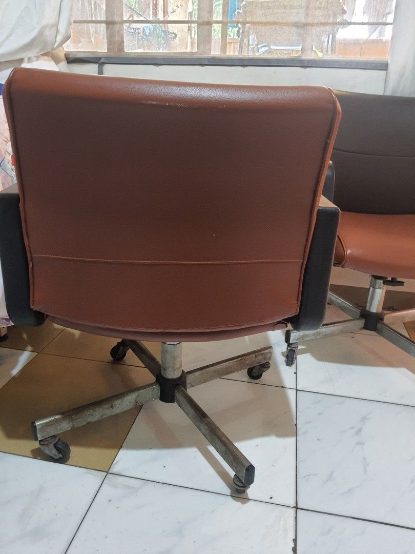 Second hand swivel chair 2025