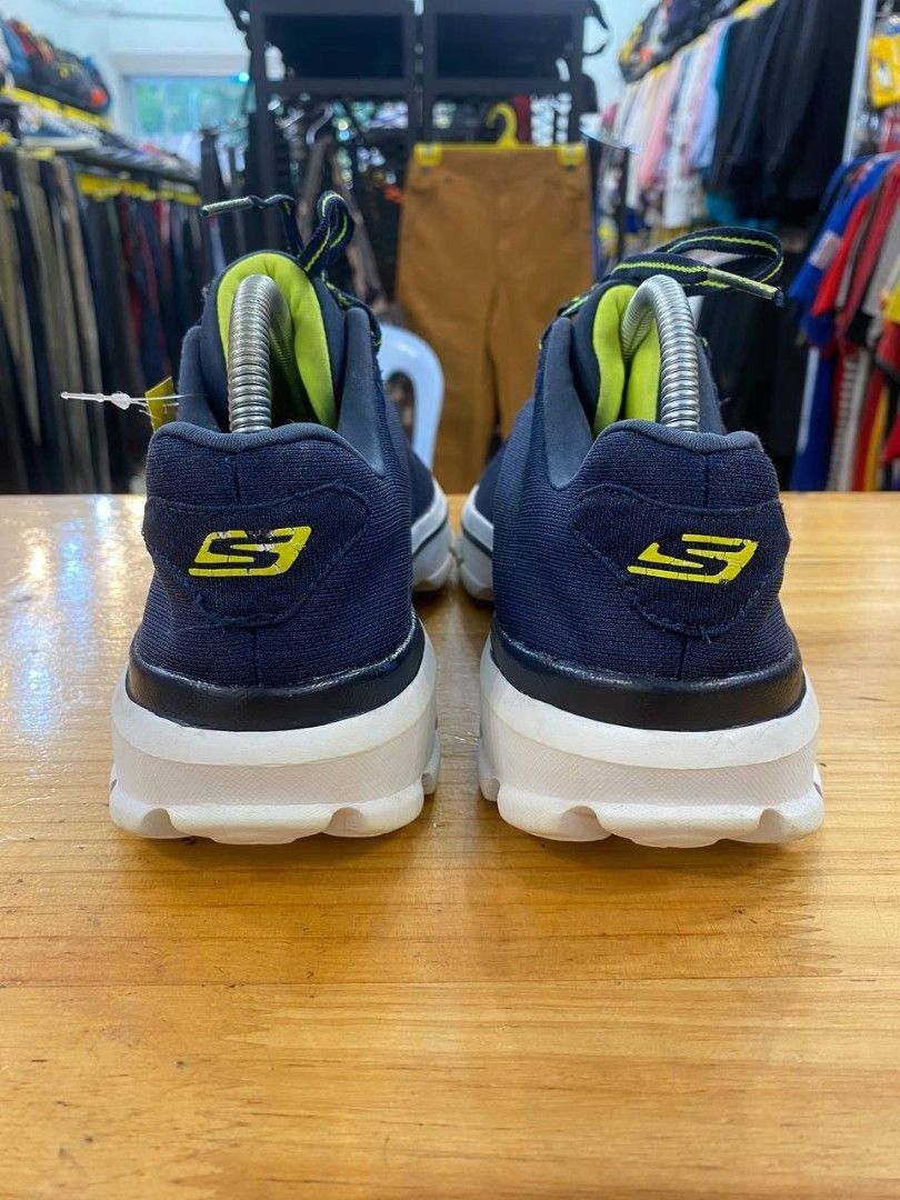 Skechers go sales walk retailers