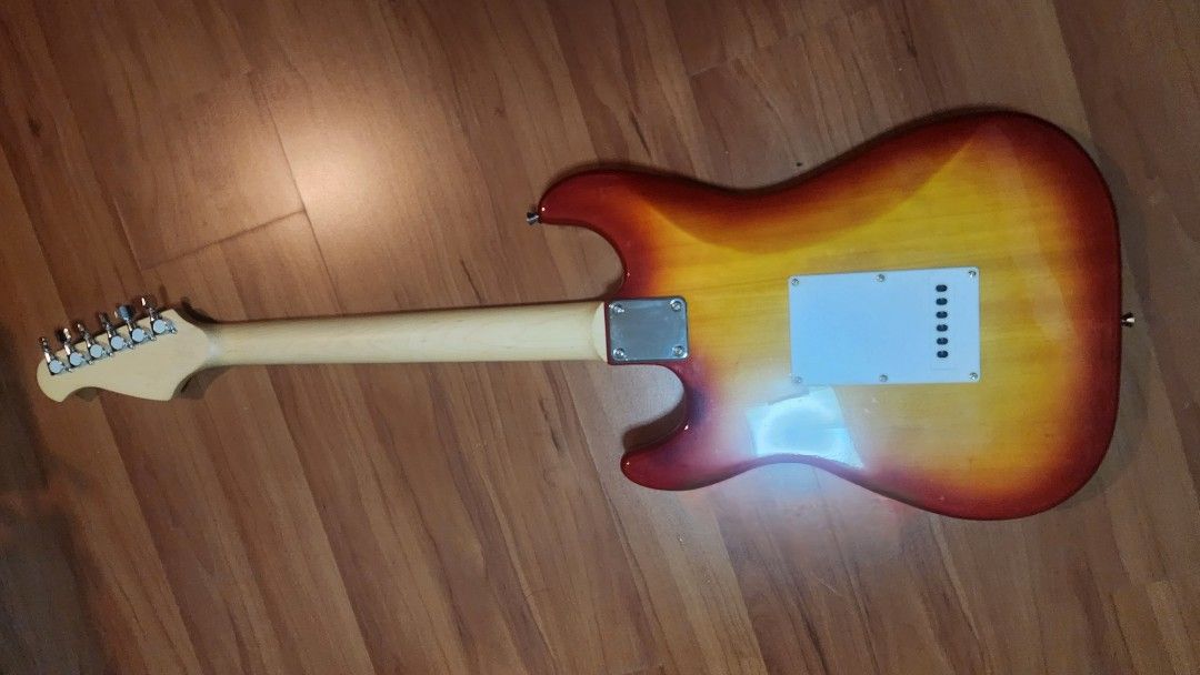 Suzuki Electric Guitar, Hobbies & Toys, Music & Media, Musical ...