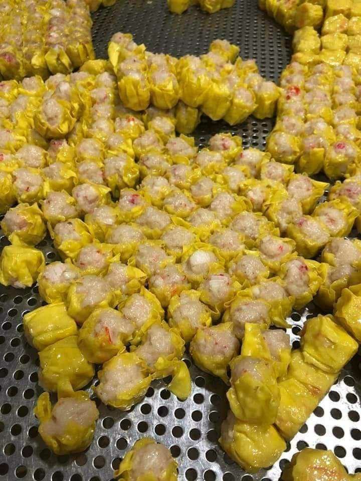 TRENDING LOBSTER SIOMAI 18pcs/pack (Category: Chilled & Frozen Food) located in Pasig City. Submitted by meanntamayo (Listing ID 1254796923, Image 2). Description: Trending Lobster Siomai 18pcs per pack Retail 150php Legit masarap..