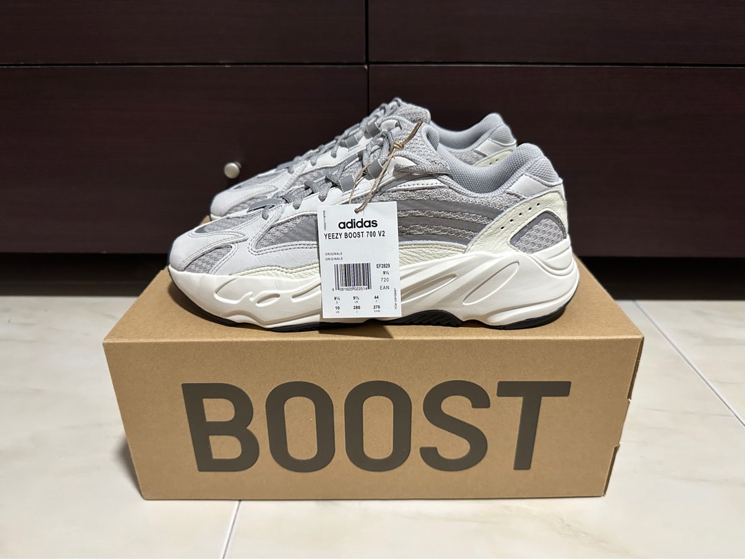 UK9.5 ADIDAS YEEZY BOOST 700 V2 STATIC YEEZY 700V2