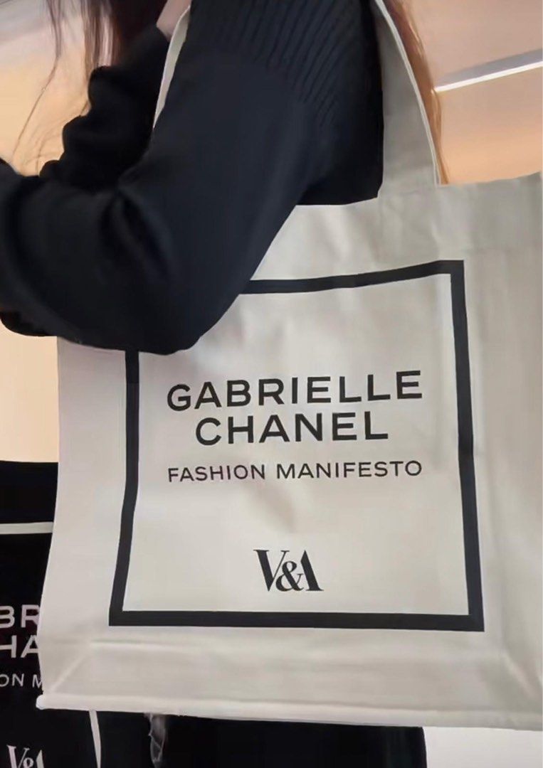 CHANEL 2023-24FW [READY TO SHIP] V&A MUSEUM CHANEL EXPO TOTEBAG by