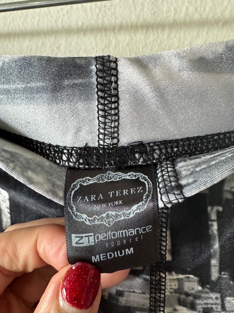 Zara Terez Crop Leggings New York Print M Size, Women's Fashion, Activewear  on Carousell