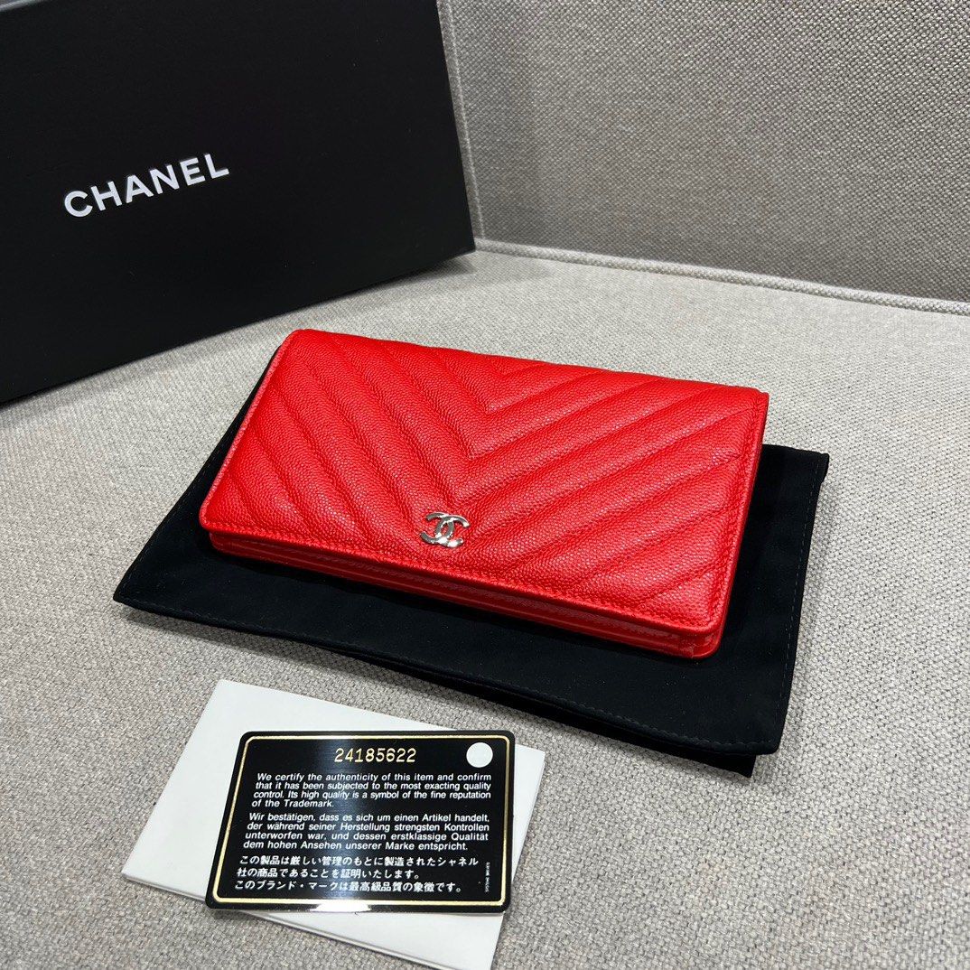 💯 Authentic Chanel Bifold Wallet Red Caviar, Luxury, Bags & Wallets on  Carousell