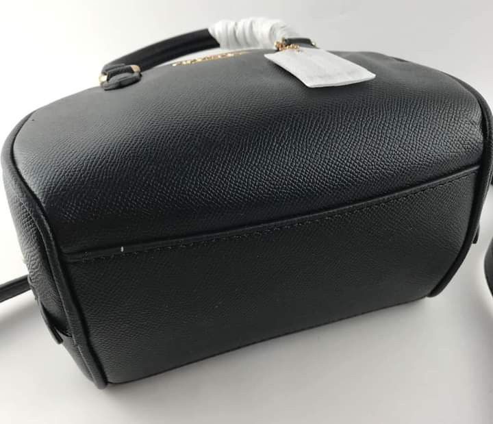 🍀 CCH Crosby Sydney (Category: Luxury Bags & Wallets) located in Manila. Submitted by shan_kenz (Listing ID 1254828091, Image 3). Description: 🍀 CCH Crosby Sydney ▪️8"L x 5"W x 6"H 💰 P2,000 ▪️Actual photo ▪️Plus SF.