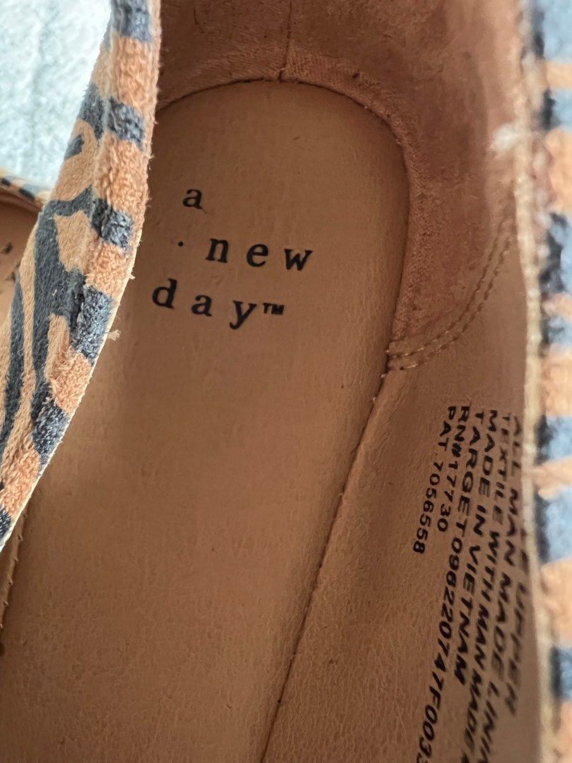 A new on sale day leopard flats
