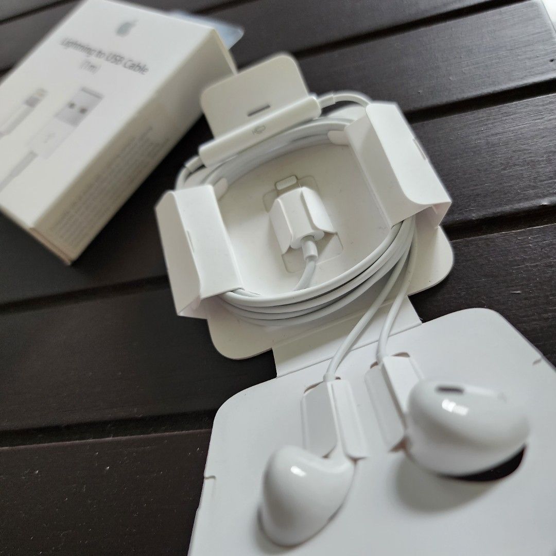 Apple Lighting Cable with Apple Wired Earphone (Category: Chargers & Cables) located in Dinalupihan. Submitted by misterrsellerr (Listing ID 1254841236, Image 3). Description: .