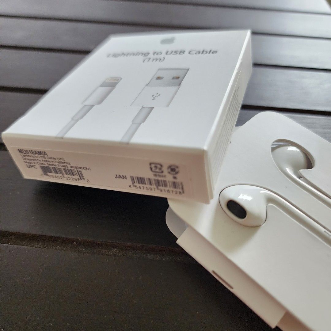 Apple Lighting Cable with Apple Wired Earphone (Category: Chargers & Cables) located in Dinalupihan. Submitted by misterrsellerr (Listing ID 1254841236, Image 2). Description: .